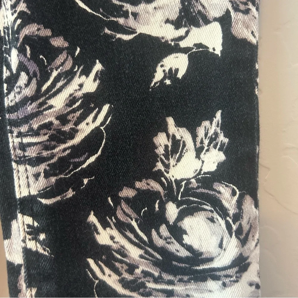 ⭐️Baby Gap black and white floral denim leggings size 4 years